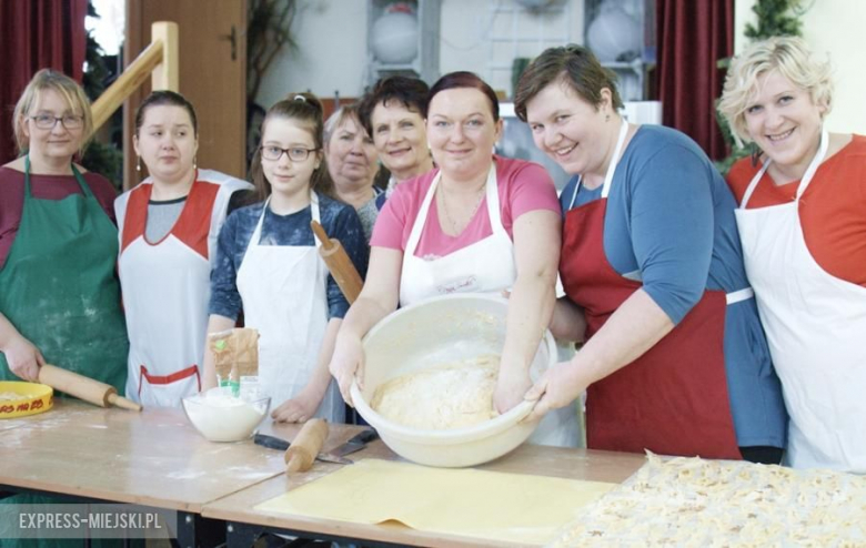 Pączki przygotowywały panie i najmłodsi mieszkańcy z Juszczyna