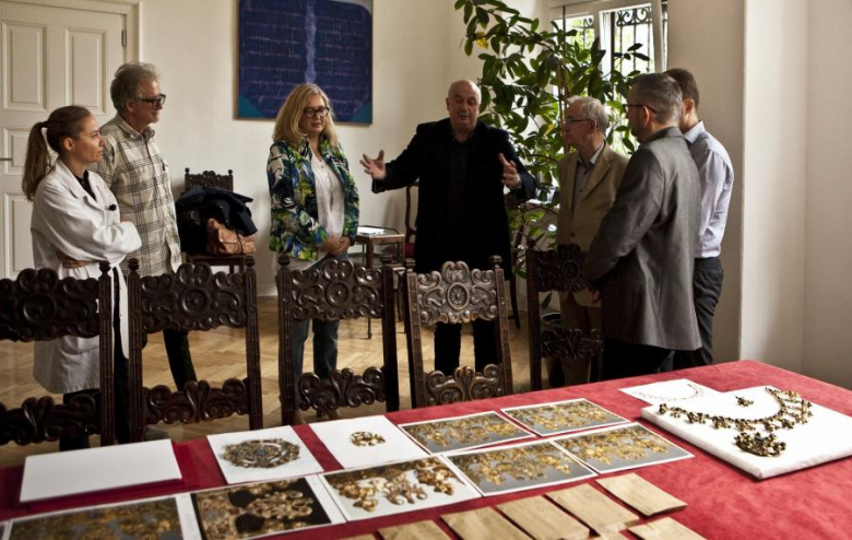 Badacze oglądają Skarb Średzki