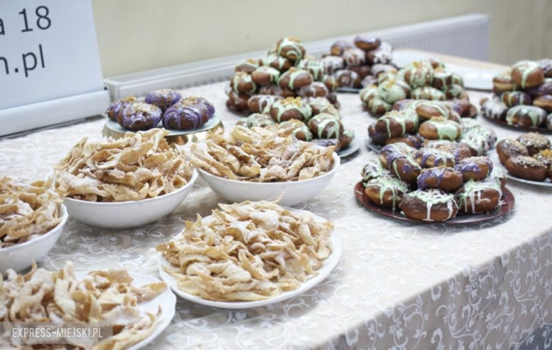 Pączki przygotowywały panie i najmłodsi mieszkańcy z Juszczyna