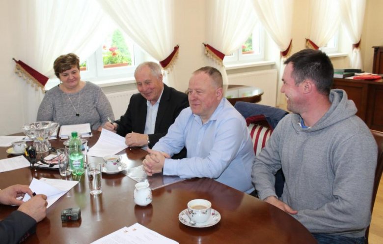 Podpisanie umowy i przekazanie placu budowy.