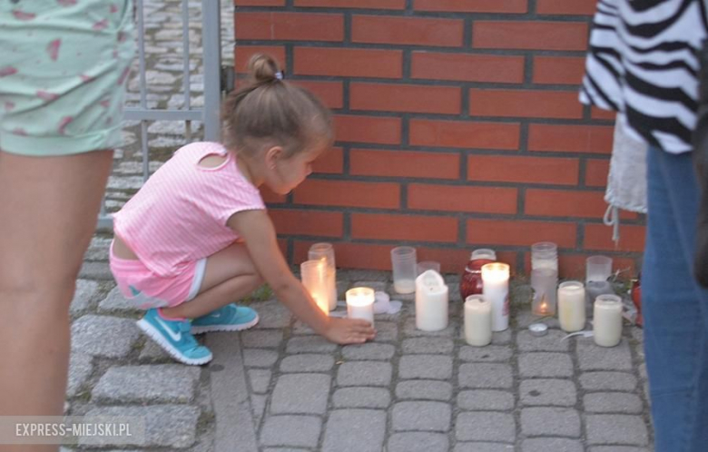 Protest przed budynkiem sądu w Środzie Śląskiej
