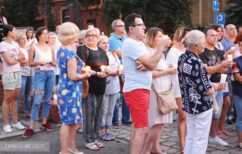 Protest przed budynkiem sądu w Środzie Śląskiej