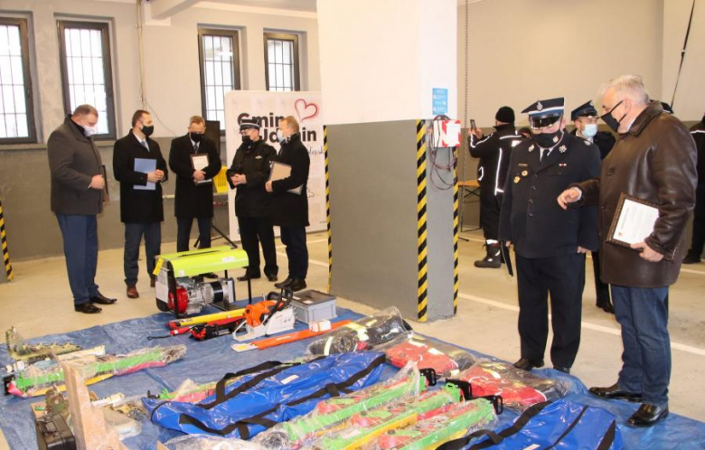 Przekazanie nowego sprzętu dla strażaków