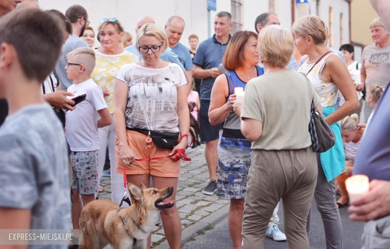 Protest przed budynkiem sądu w Środzie Śląskiej