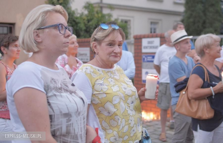 Protest przed budynkiem sądu w Środzie Śląskiej