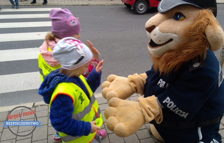Przedszkolaki uczyły się przechodzić przez jezdnię
