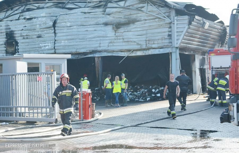 Dogaszanie pożaru w magazynie