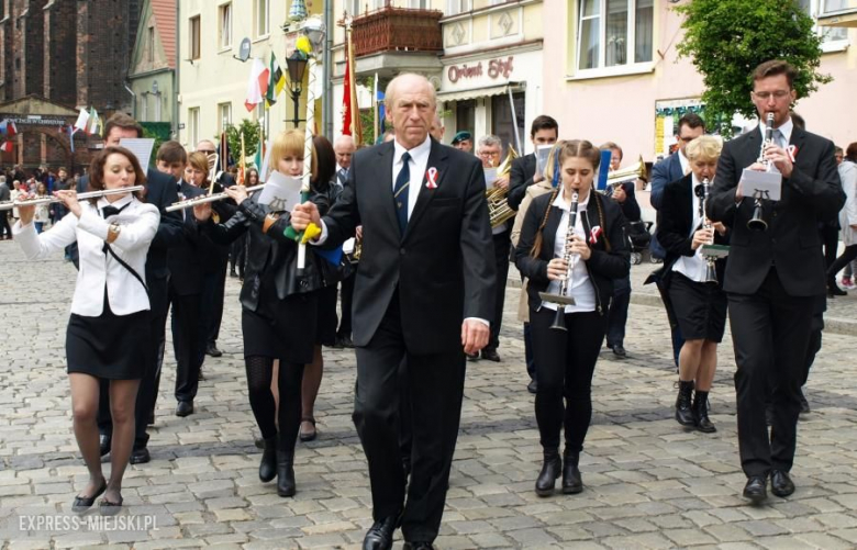 <span class="red bld f16">Festiwal Orkiestr Dętych w Środzie Śląskiej</span> - wydarzenie, które w maju 2016 roku po raz pierwszy w historii odbyło się w Środzie Śląskiej, zgromadziło ponad 100 muzyków z kilku miejscowości: Oława, Wieruszów, Miejska Górka i Środa Śląska. Artyści w muzycznym pochodzie nadeszli z czterech stron miasta, wspólnie zagrali jeden utwór, a następnie zaprezentowali się na średzkiej scenie. Wydarzenie stworzyło w rynku wyjątkowy klimat.

<br />
Treść SMS: <span class="red bld f16 pr20">TC.EM.C06</span>