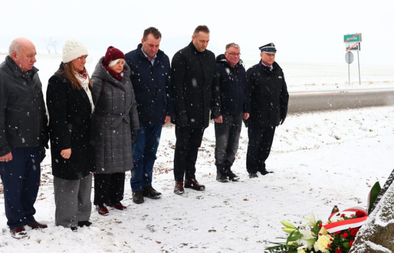 Złożono kwiaty przy pomniku w Jarostowie