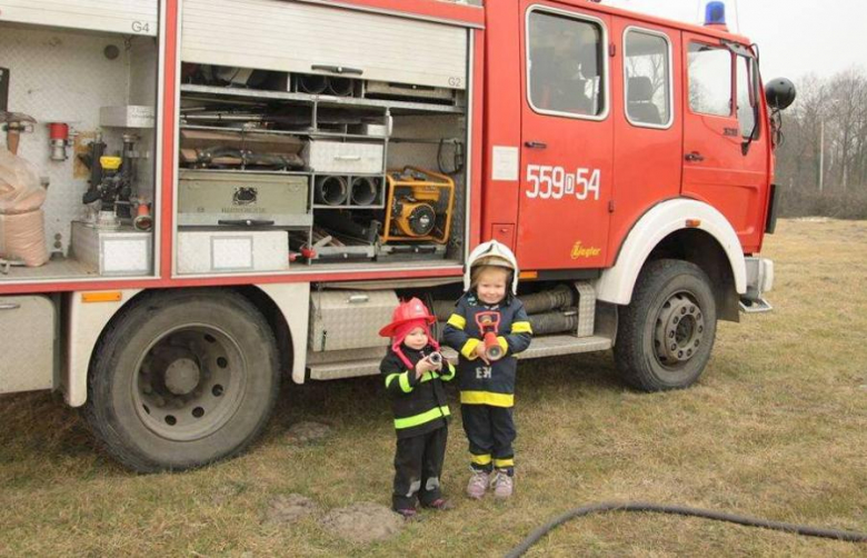 Dziewczynki w kostiumach strażaków