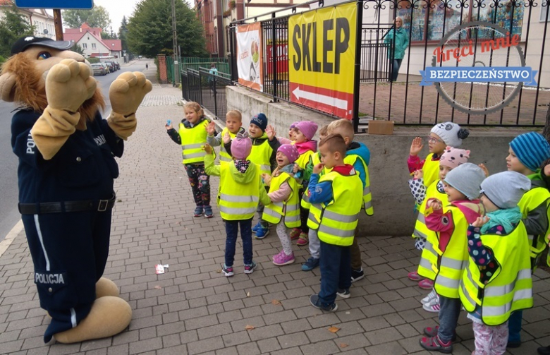 Przedszkolaki uczyły się przechodzić przez jezdnię
