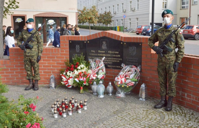 Złożenie kwiatów pod pomnikiem w Środzie Śląskiej