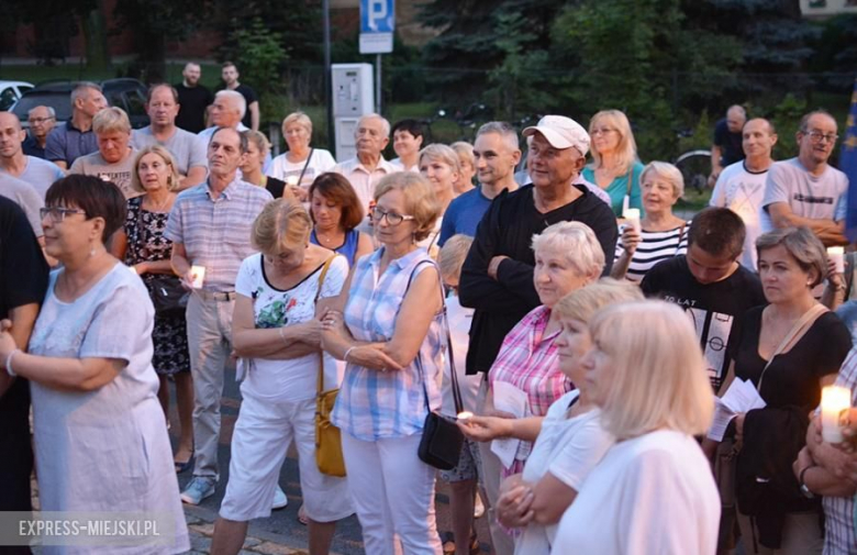 Protest przed budynkiem sądu w Środzie Śląskiej
