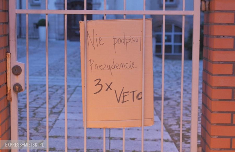 Protest przed budynkiem sądu w Środzie Śląskiej