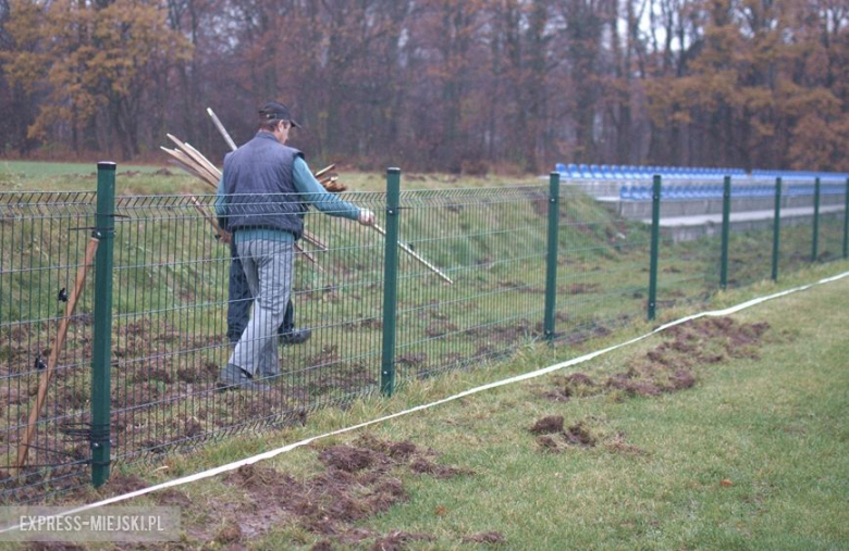 Mieszkańcy sami naprawiają boisko 