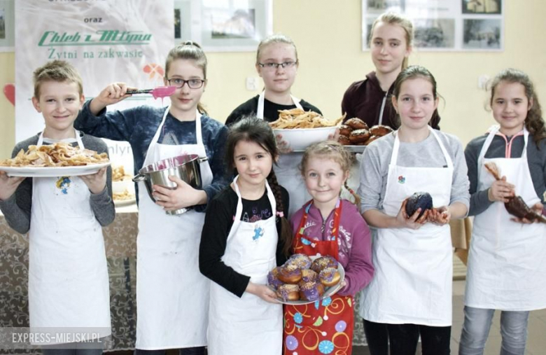 Pączki przygotowywały panie i najmłodsi mieszkańcy z Juszczyna