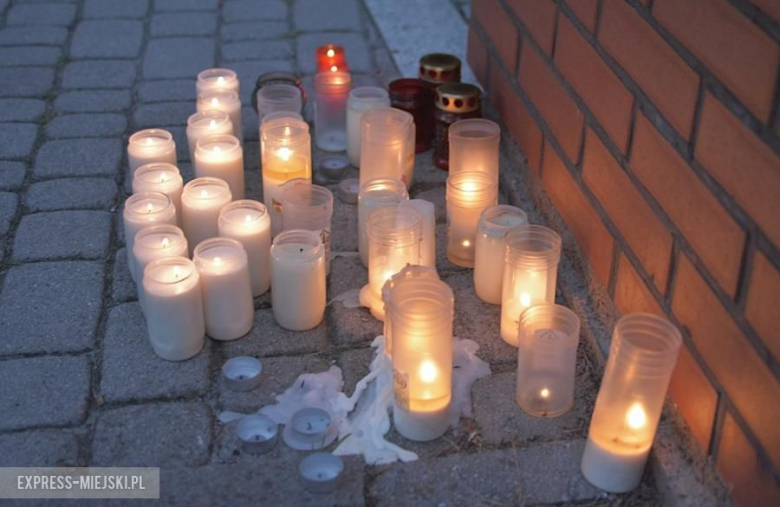 Protest przed budynkiem sądu w Środzie Śląskiej