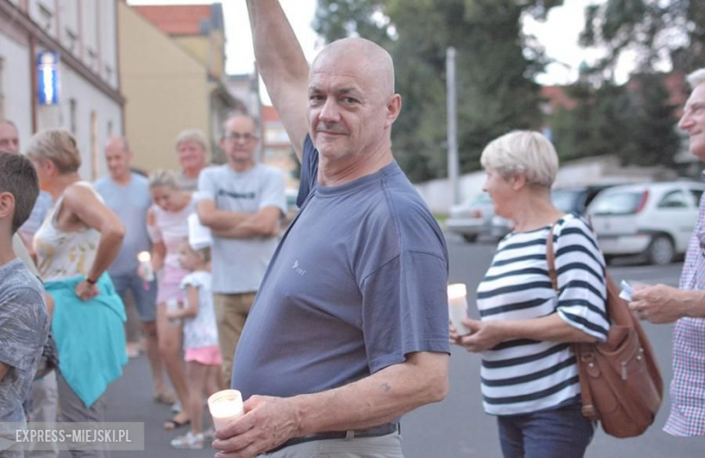 Protest przed budynkiem sądu w Środzie Śląskiej