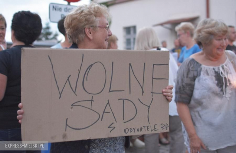 Protest przed budynkiem sądu w Środzie Śląskiej