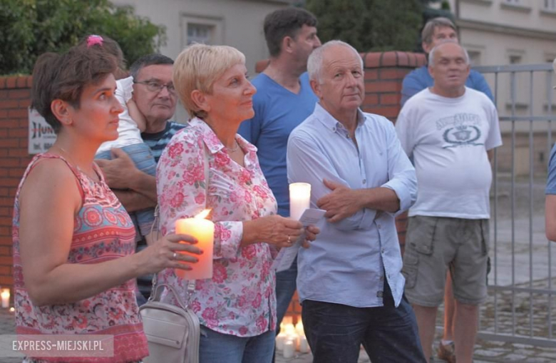 Protest przed budynkiem sądu w Środzie Śląskiej