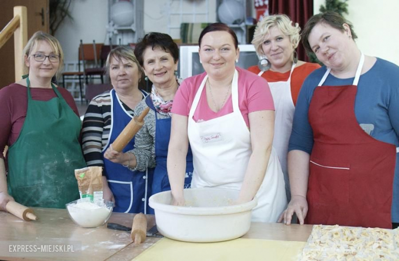 Pączki przygotowywały panie i najmłodsi mieszkańcy z Juszczyna
