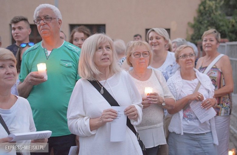 Protest przed budynkiem sądu w Środzie Śląskiej