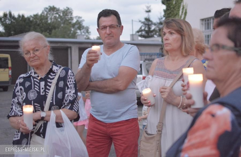 Protest przed budynkiem sądu w Środzie Śląskiej