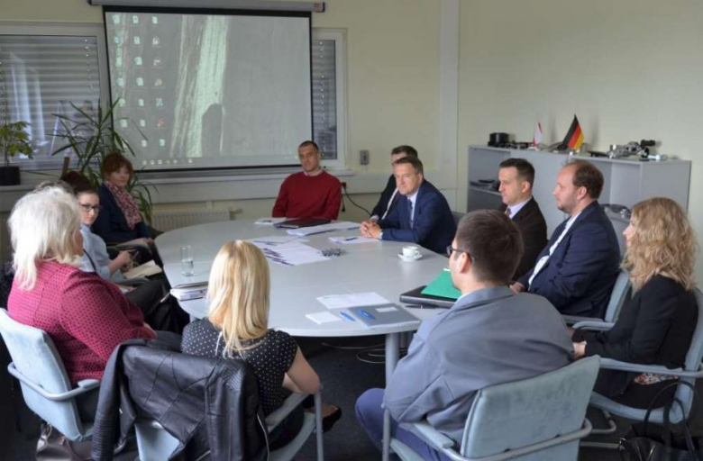 Panel dyskusyjny uczestników spotkania Dolnośląskiego Klastra Motoryzacyjnego