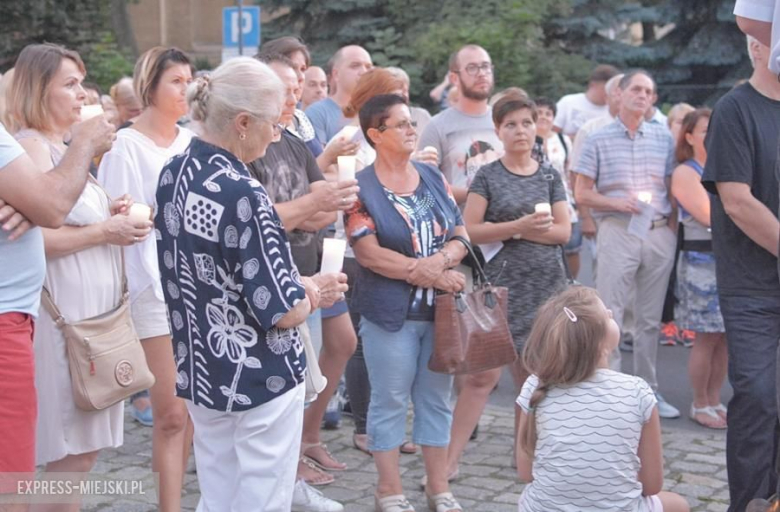 Protest przed budynkiem sądu w Środzie Śląskiej