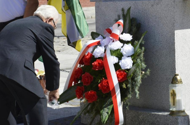 Złożenie kwiatów pod pomnikiem