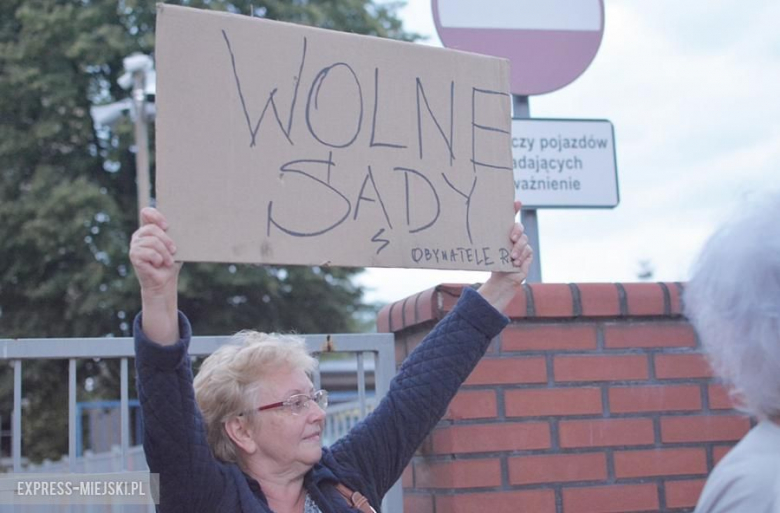 Protest przed budynkiem sądu w Środzie Śląskiej