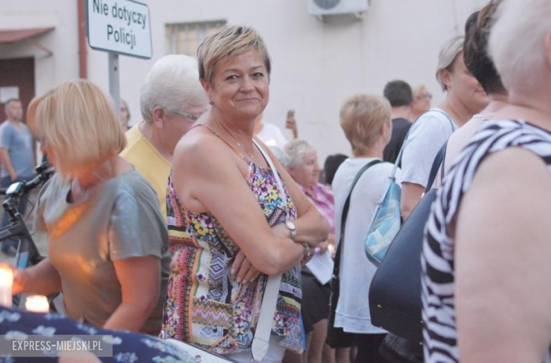 Protest przed budynkiem sądu w Środzie Śląskiej