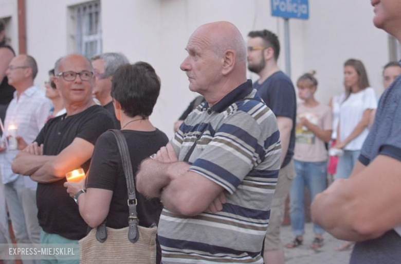 Protest przed budynkiem sądu w Środzie Śląskiej