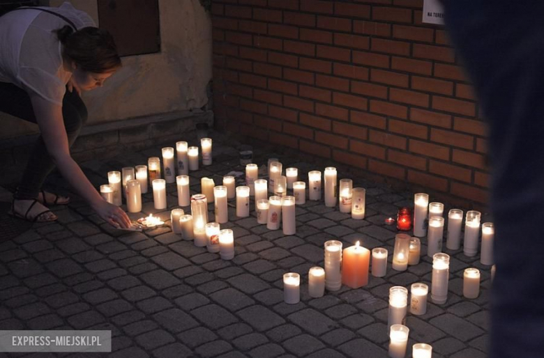 Protest przed budynkiem sądu w Środzie Śląskiej