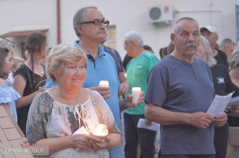 Protest przed budynkiem sądu w Środzie Śląskiej