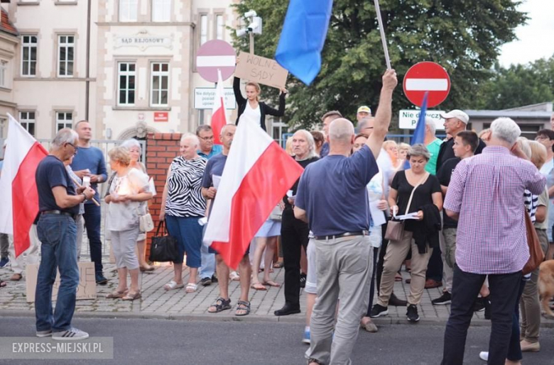 Protest przed budynkiem sądu w Środzie Śląskiej