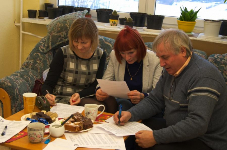 Nauczyciele: Ewa Gacek, Elżbieta Uziałko i Andrzej Kąkol w trakcie omawiania zadań meczowych i ustalania zasad punktacji