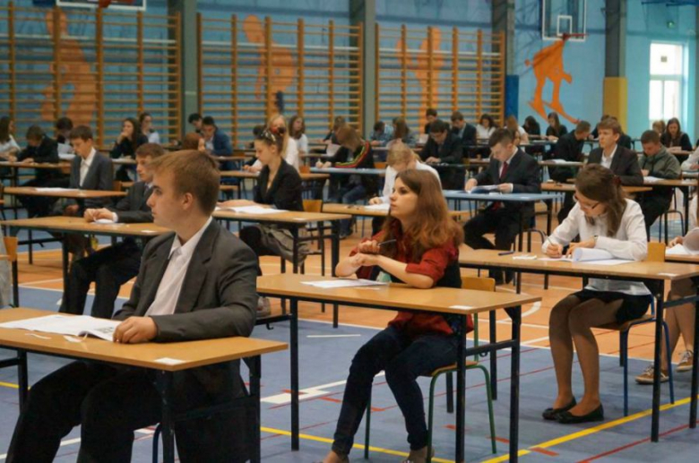 Uczniowie z ząbkowickiego gimnazjum nr 1 przed egzaminem humanistycznym