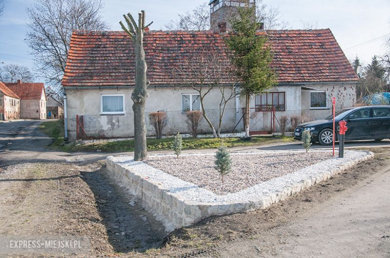 Wyremontowany za pieniądze z wygranej skwerek przy kościele