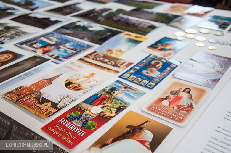 Obrazki świętych. Na ich rewersie widnieją podpisy księży, którzy pracowali w parafii