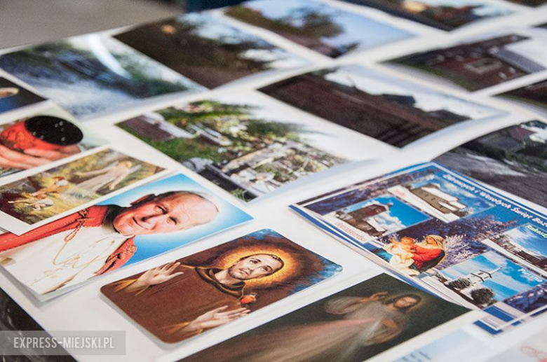 Obrazki świętych. Na ich rewersie widnieją podpisy księży, którzy pracowali w parafii