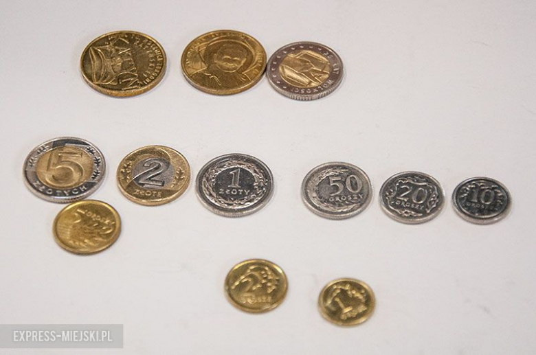 Przedmioty, które znalazły się w kapsule czasu. Wśród nich aktualnie obowiązujące pieniądze
