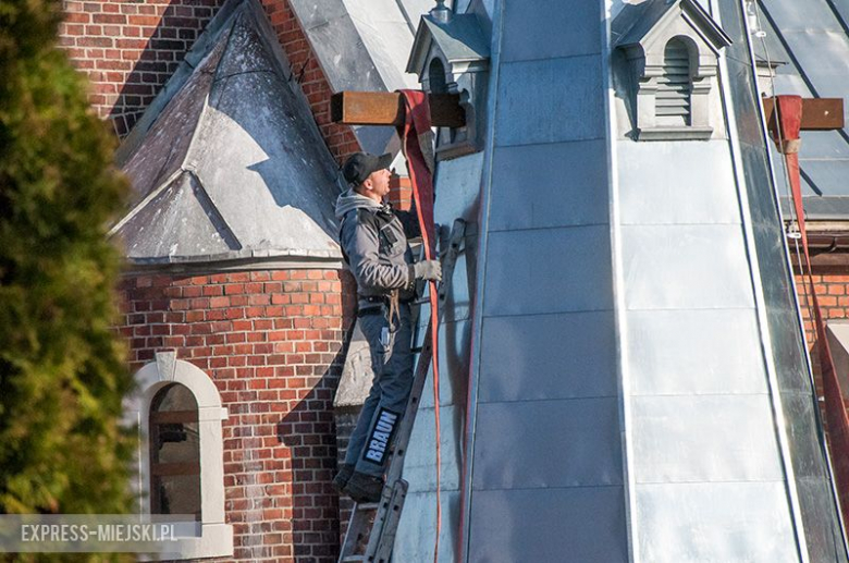 Montaż nowej kopuły trwał przeszło dwie godziny