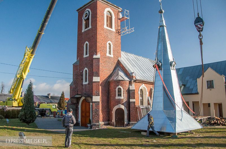 Montaż nowej kopuły trwał przeszło dwie godziny