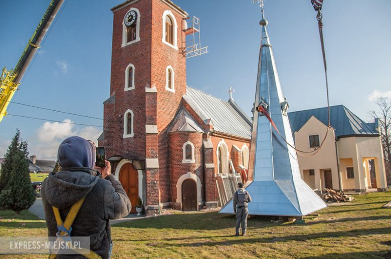 Montaż nowej kopuły trwał przeszło dwie godziny
