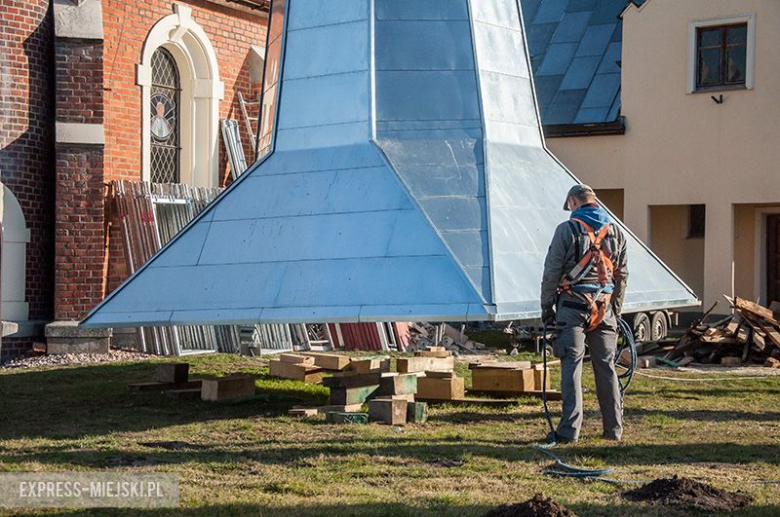 Montaż nowej kopuły trwał przeszło dwie godziny