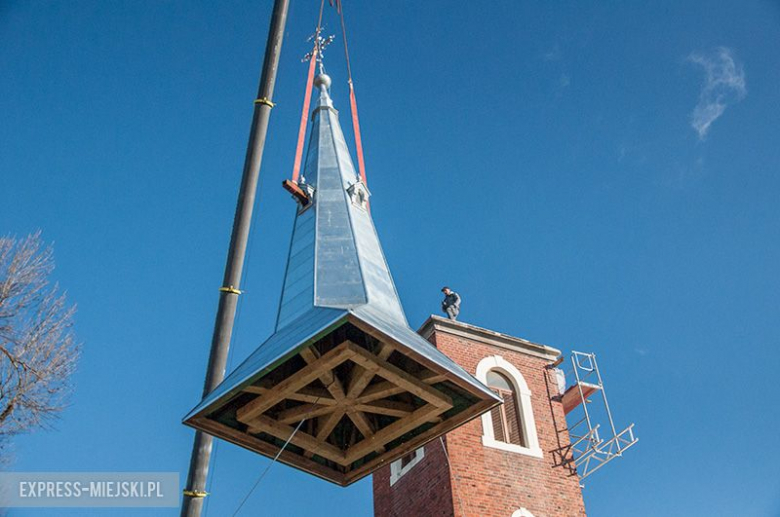 Montaż nowej kopuły trwał przeszło dwie godziny