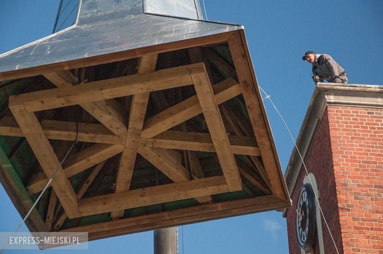 Montaż nowej kopuły trwał przeszło dwie godziny