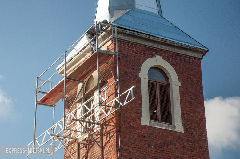 Montaż nowej kopuły trwał przeszło dwie godziny