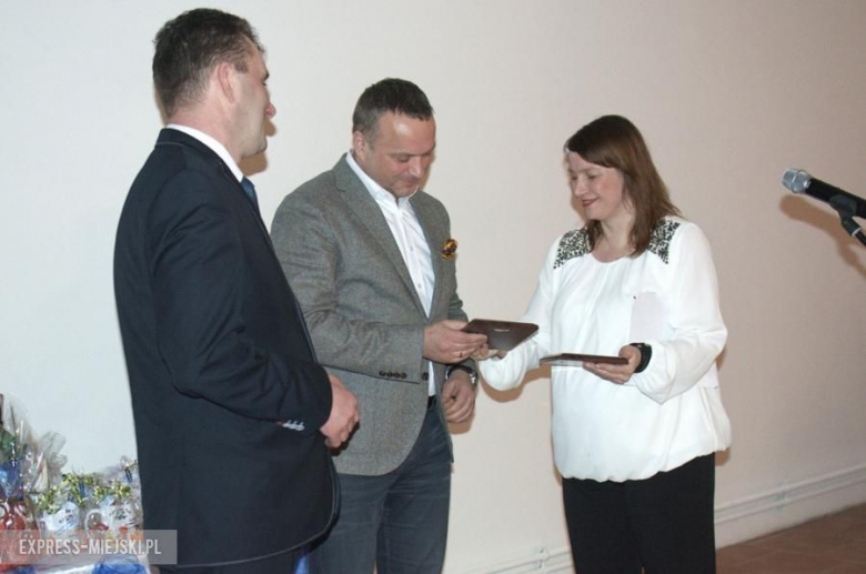 Podziękowania otrzymało około 100 osób